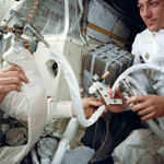 Apollo 13-Astronauten beim Bau eines Adapters für Lithiumhydrxoid-Kanister